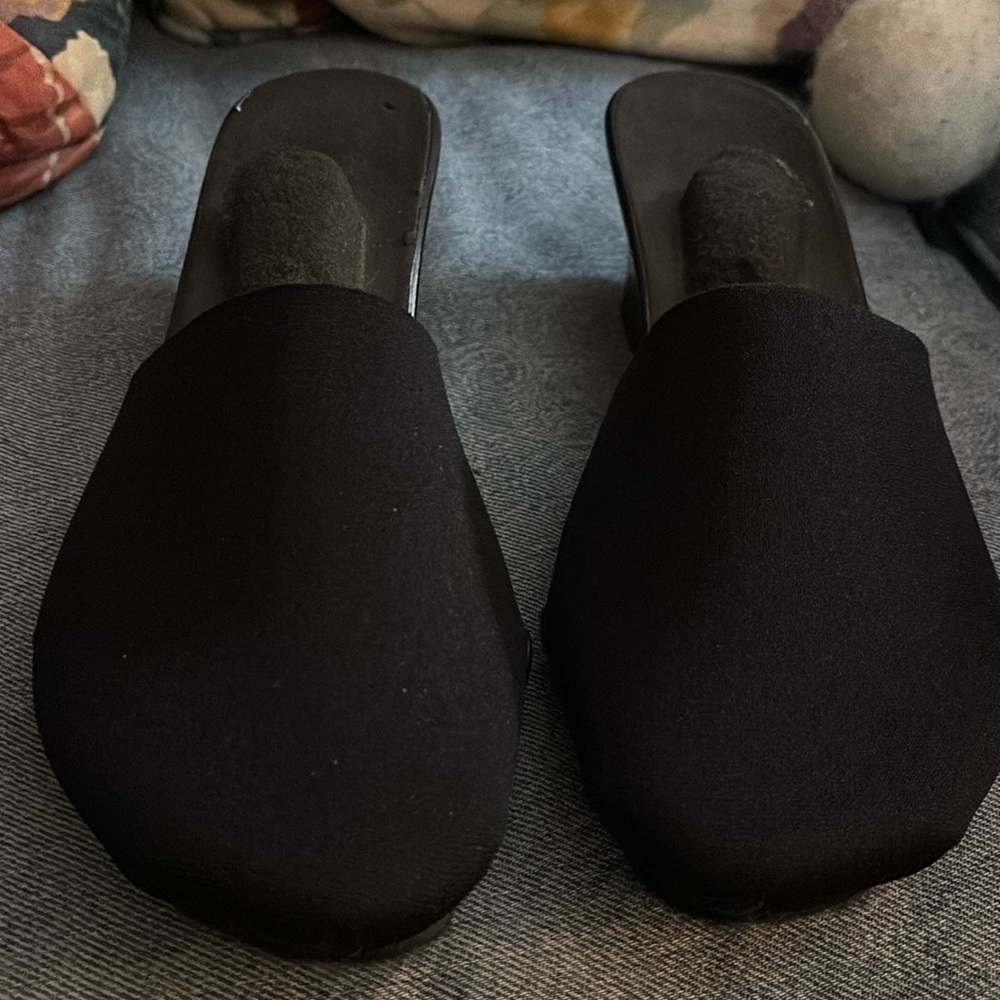 One sole shoes size 9